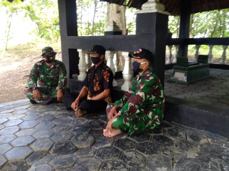 Di Punden Mbah Saren Nglambangan, Satgas TMMD 110 Bojonegoro Komsos Dengan Warga