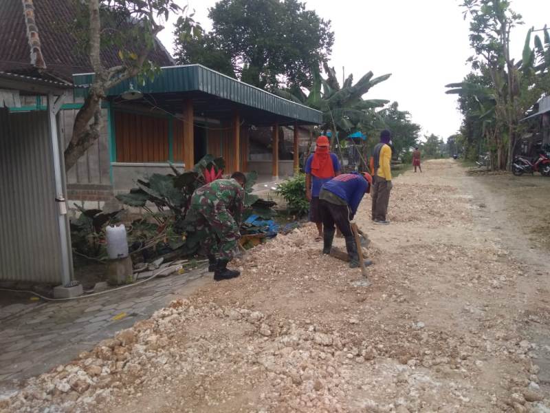 TMMD 110 Bojonegoro, Satgas Dan Warga Merapikan Pedel