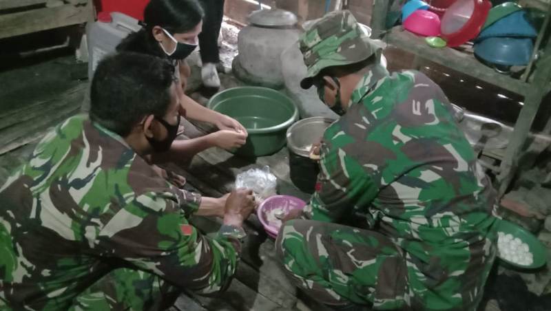 Kunjungi Warga, Satgas TMMD 110 Kodim Bojonegoro Belajar Membuat Pentol Bakso