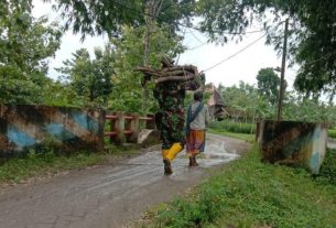 Satgas TMMD 110 Kodim Bojonegoro Bantu Pikul Kayu Bakar Milik Mbah Darmi