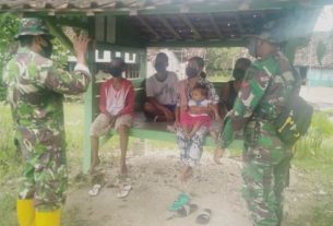 Satgas TMMD 110 Kodim Bojonegoro Himbau Warga Agar Pakai Masker Saat Di Luar Rumah