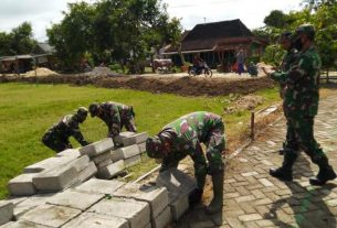Persiapan Pembukaan, Satgas TMMD 110 Kodim Bojonegoro Lakukan Pembersihan Lapangan Desa Ngrancang