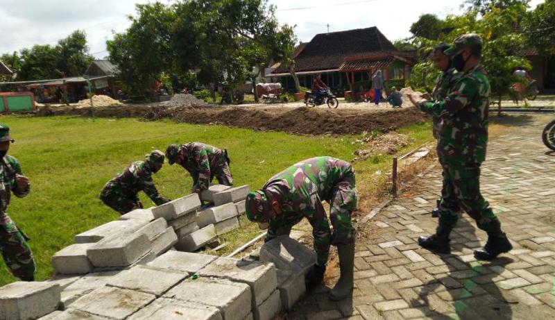 Persiapan Pembukaan, Satgas TMMD 110 Kodim Bojonegoro Lakukan Pembersihan Lapangan Desa Ngrancang