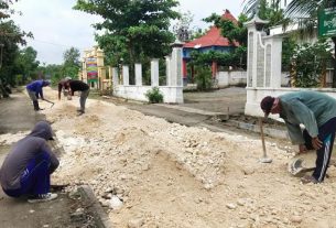 Warga Desa Jatimulyo Gotong Royong Bersama Satgas TMMD 110 Kodim Bojonegoro Ratakan Material Jalan
