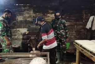 Manunggal Bersama Masyarakat, Satgas TMMD 110 Kodim Bojonegoro Bantu Perajin Tahu Giling Kedelai