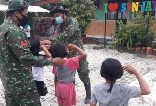 Isi Waktu Bermain, Satgas TMMD 110 Kodim Bojonegoro Ajak Anak-Anak Berlatih PBB