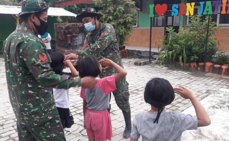 Isi Waktu Bermain, Satgas TMMD 110 Kodim Bojonegoro Ajak Anak-Anak Berlatih PBB