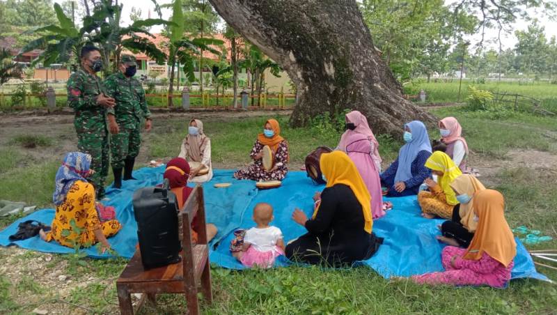 Dua Personel Satgas TMMD 110 Kodim Bojonegoro Berikan Pelatihan Hadroh Kepada Warga Desa Jatimulyo