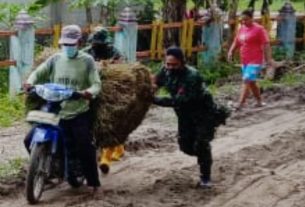 Satgas TMMD 110 Kodim Bojonegoro Bantu Warga Saat Melewati Jalan Rusak