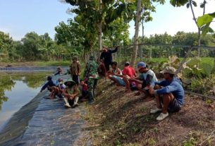 TMMD 110 Bojonegoro, TNI Bersama Warga Bersihkan Embung Desa