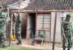 TMMD 110 Bojonegoro, TNI Bantu Bangun Teras Rumah Warga Jatimulyo