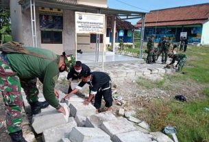 Dukung TMMD 110 Bojonegoro, Siswa IKSPI-Kera Sakti Turut Kerja Bakti