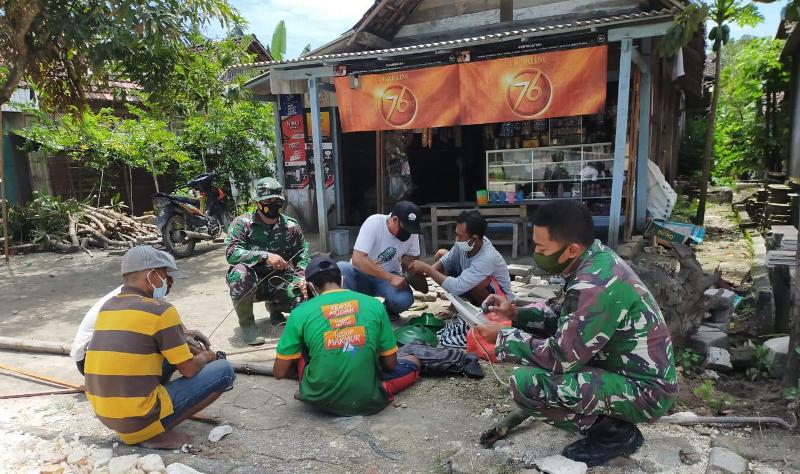 SatgasTMMD 110 Bojonegoro Dan Warga Pasang Lampu Penerangan Jalan