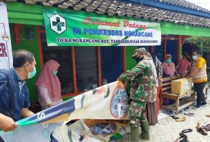 Percantik Ponkesdes Ngrancang, Satgas TMMD 110 Bojonegoro Pasang Banner Kegiatan