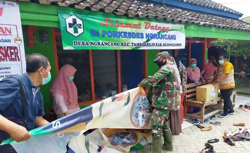 Percantik Ponkesdes Ngrancang, Satgas TMMD 110 Bojonegoro Pasang Banner Kegiatan