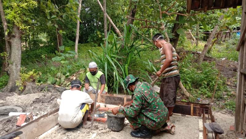 Dukung Program ODF, Satgas TMMD 110 Bojonegoro Bantu Warga Bikin WC