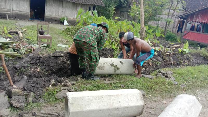 Bersama Warga, Satgas TMMD 110 Bojonegoro Pasang Gorong-Gorong