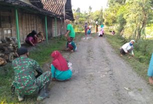Potensi Jadi Sarang Nyamuk, Satgas TMMD 110 Bojonegoro Bersihkan Semak