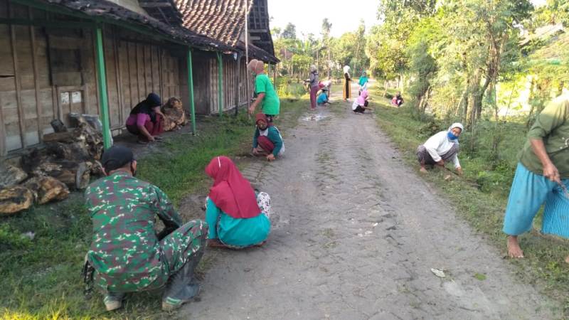 Potensi Jadi Sarang Nyamuk, Satgas TMMD 110 Bojonegoro Bersihkan Semak