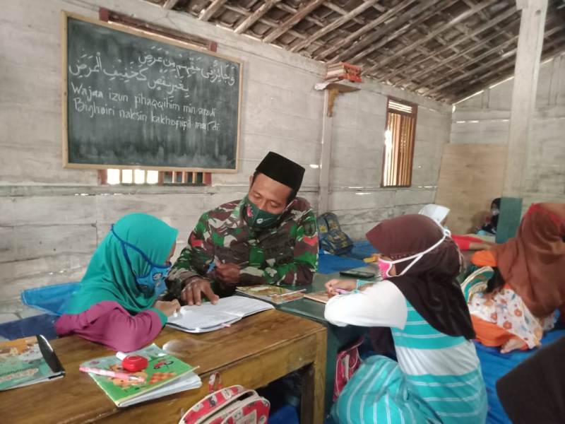 Disela Tugas, Satgas TMMD 110 Bojonegoro Mengajar Ngaji Anak-Anak