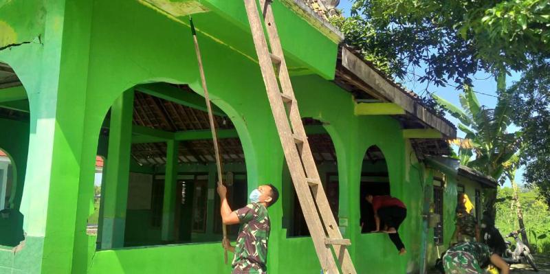 Gotong-Royong, Satgas TMMD 110 Bojonegoro Bersihkan Dan Cat Musholla