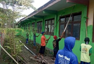 Cat Gedung Sekolah, Satgas TMMD 110 Bojonegoro Gotong-Royong Bersama Warga