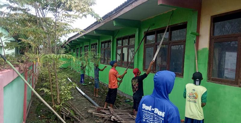 Cat Gedung Sekolah, Satgas TMMD 110 Bojonegoro Gotong-Royong Bersama Warga