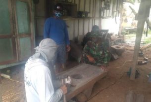 TMMD 110 Bojonegoro, Berkunjung Kerumah Pengrajin Barang Tua