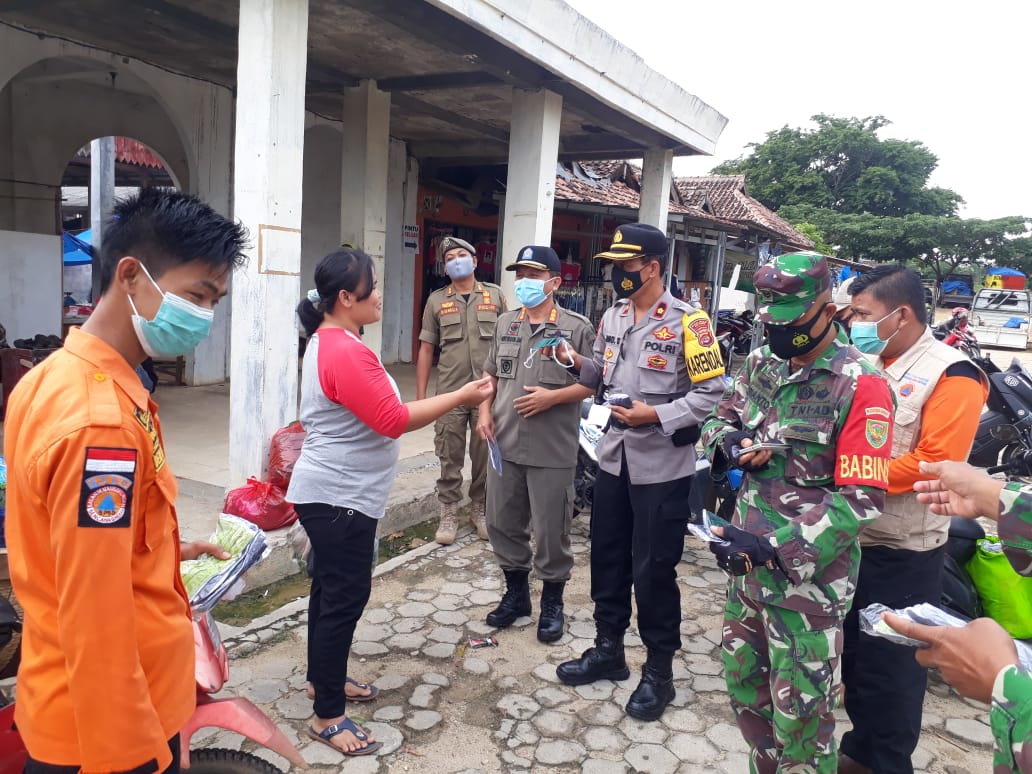 Peringati HUT Satpol-PP, Damkar dan Satlinmas, Pemkab Way Kanan Gelar Bhakti Sosial dan Bagikan Masker