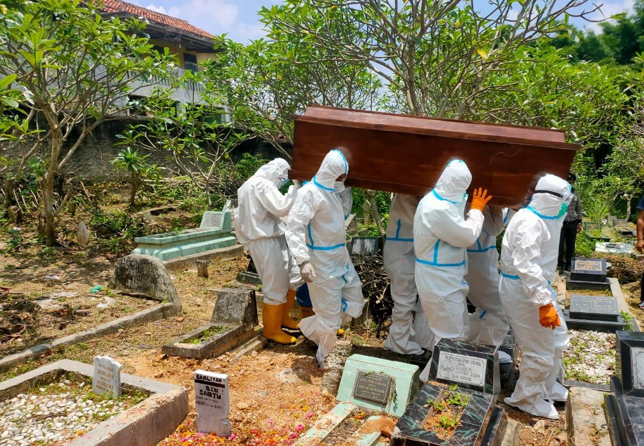 Serda Brury yang tergabung dalam Tim evakuasi melaksanakan Prosesi Pemakaman