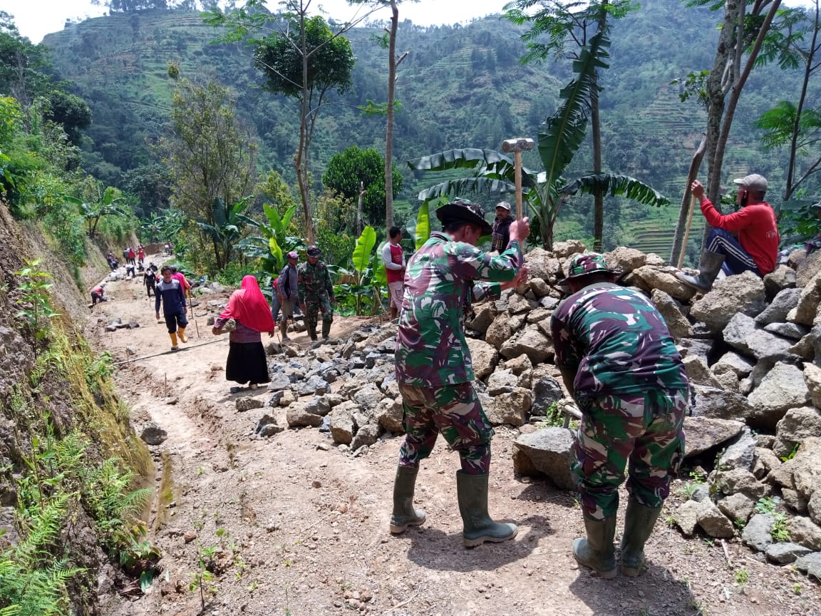 Siapkan Material, Satgas Pecah Batu Bermodalkan Godem