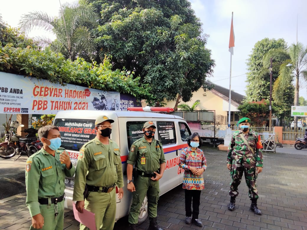 Babinsa, Lurah dan Linmas Kratonan antar Warganya untuk Swab