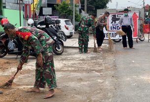 Koramil 02/Banjarsari Bersinergi Dengan Polri Melaksanakan Karya Bakti Resik-Resik Lingkungan Masjid