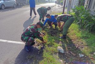 Jumat Bersih Babinsa, Lurah, Linmas dan Warga Bersihkan Bahu Jalan