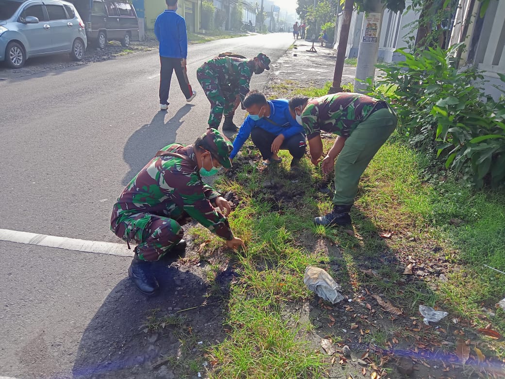 Jumat Bersih Babinsa, Lurah, Linmas dan Warga Bersihkan Bahu Jalan