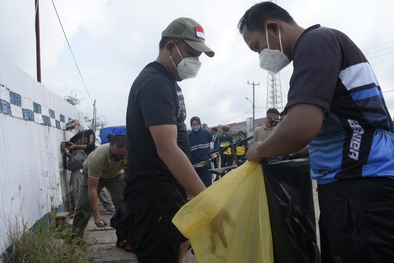 Peringati HPSN Pemkab Tubaba Gelar Aksi Pungut Sampah