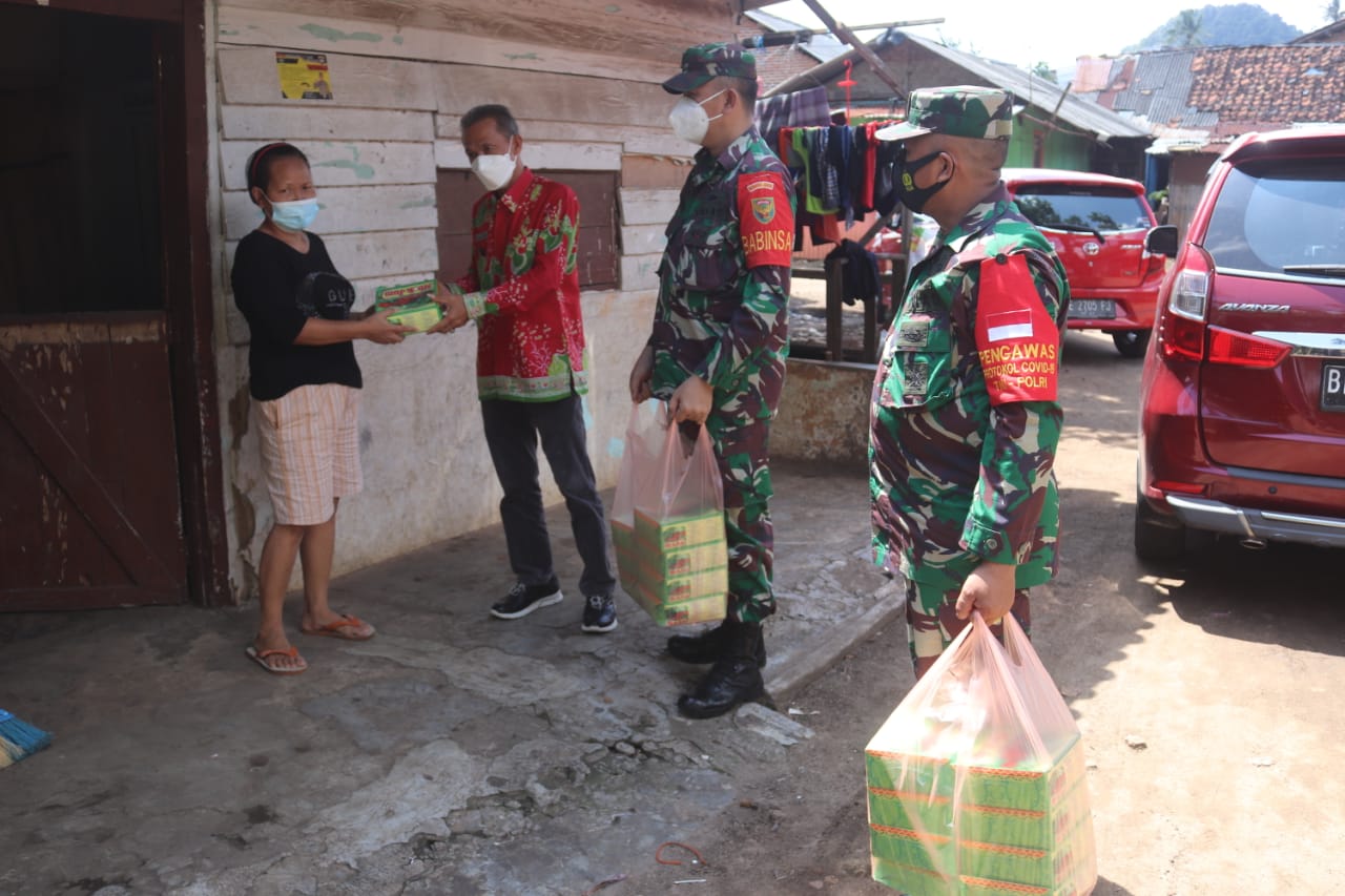 Kodim 0410/KBL berbagi makanan (nasi kotak) secara gratis kepada masyarakat