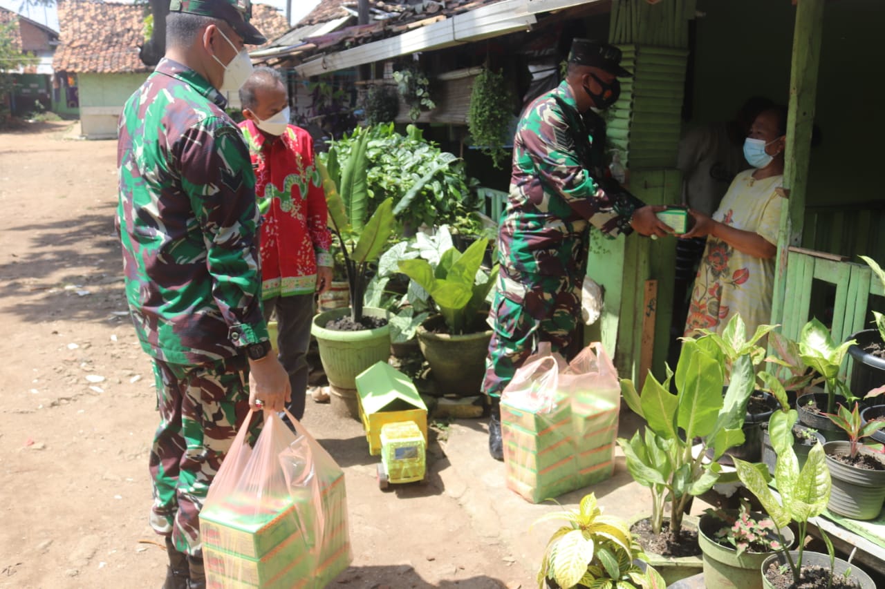 Kodim 0410/KBL berbagi makanan (nasi kotak) secara gratis kepada masyarakat