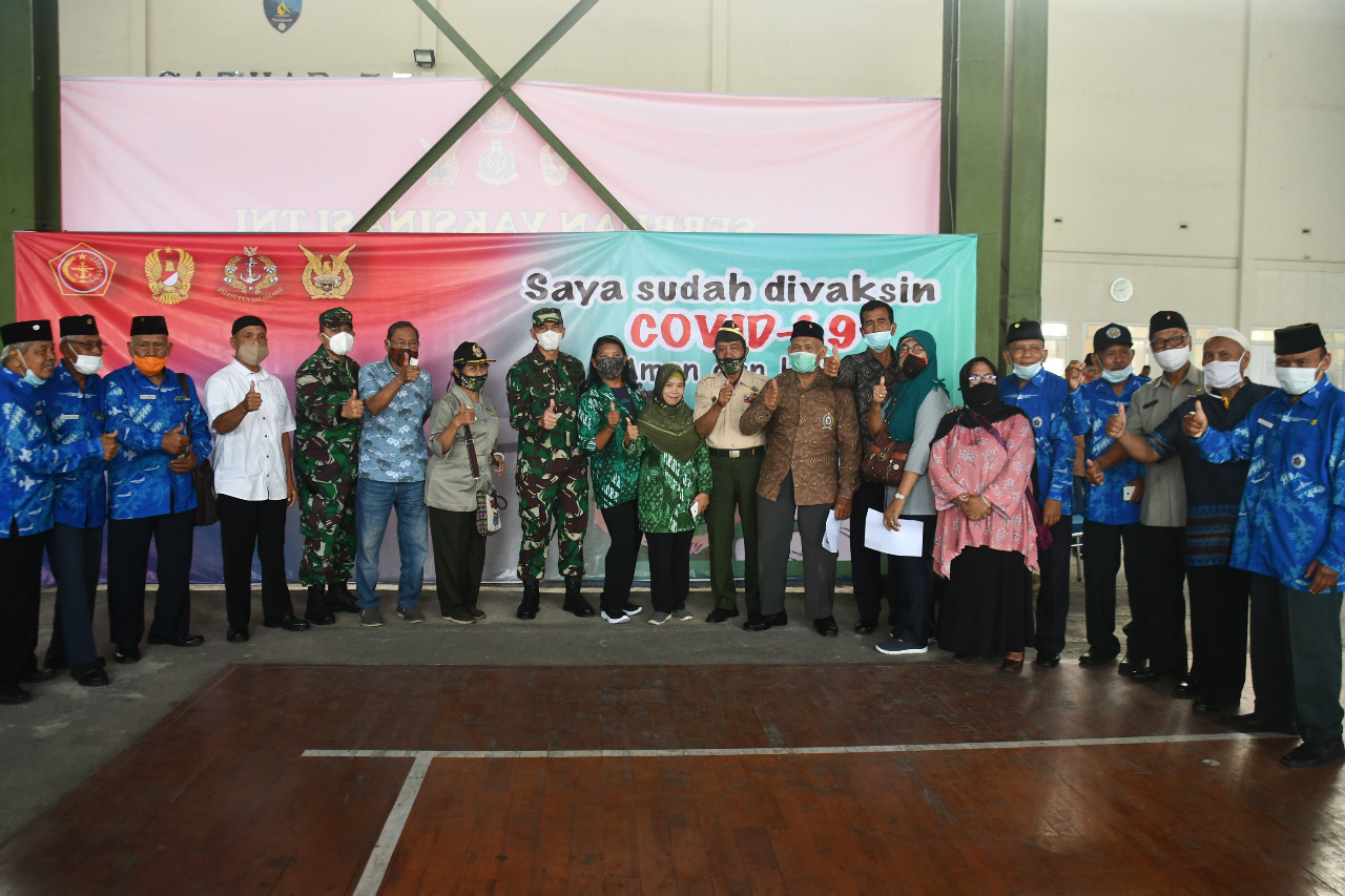 Danrem 074/Warastratama Tinjau Pelaksanaan Vaksinasi Covid-19 Bagi Purnawirawan TNI