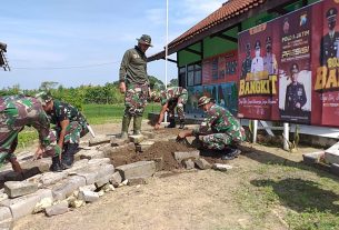 Anggota Satgas TMMD 110 Bojonegoro Benahi Jalan Paving TK Ngrancang