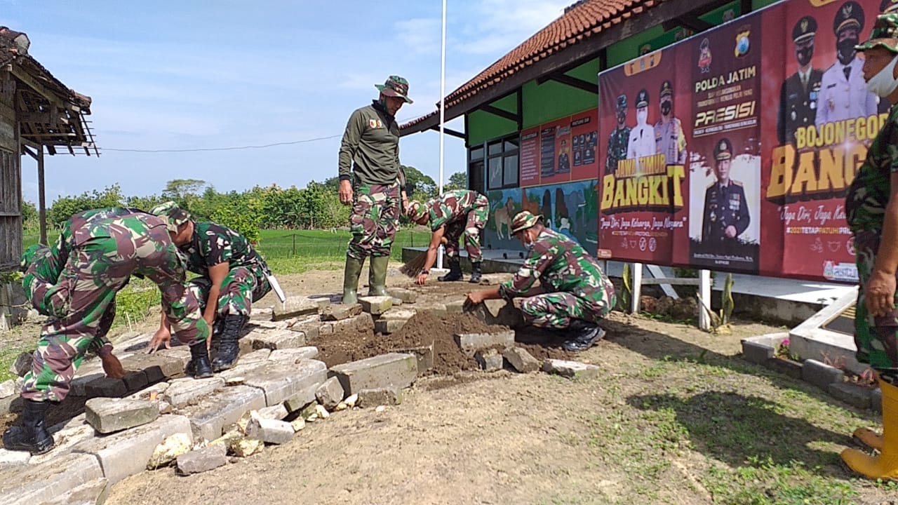 Anggota Satgas TMMD 110 Bojonegoro Benahi Jalan Paving TK Ngrancang