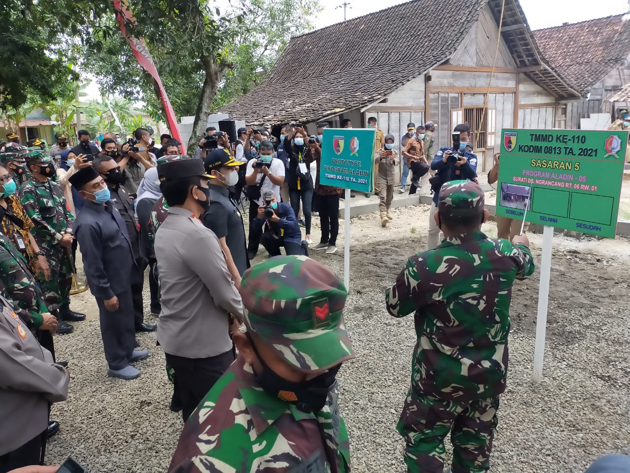 Bersama Para Pejabat, Anggota Satgas TMMD 110 Bojonegoro Melaksanakan Pengecekan Sasaran RTLH