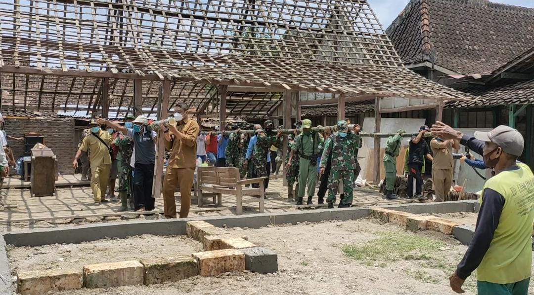 Ungkapan Surati, Saat Rumahnya Dibongkar TNI Bojonegoro Dan Masyarakat