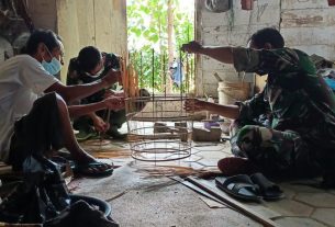 Satgas TMMD 110 Kodim Bojonegoro Kunjungi Pembuat Sangkar Burung