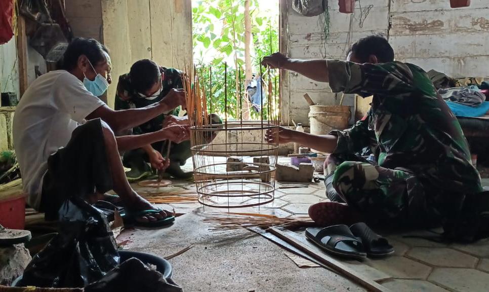 Satgas TMMD 110 Kodim Bojonegoro Kunjungi Pembuat Sangkar Burung