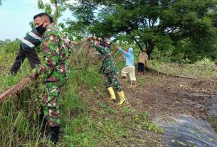 Satgas TMMD Ke- 110 Kodim Bojonegoro Gotong-royong Bersihkan Embung Desa Jatimulyo
