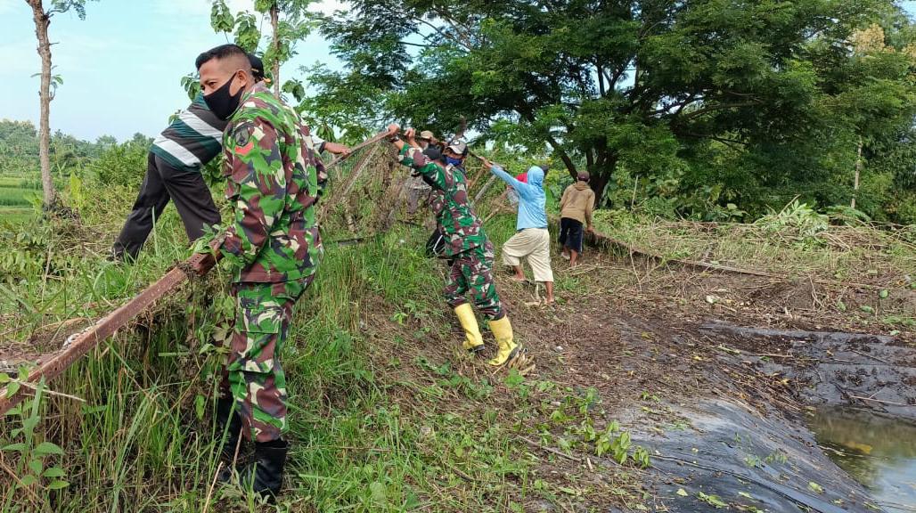 Satgas TMMD Ke- 110 Kodim Bojonegoro Gotong-royong Bersihkan Embung Desa Jatimulyo