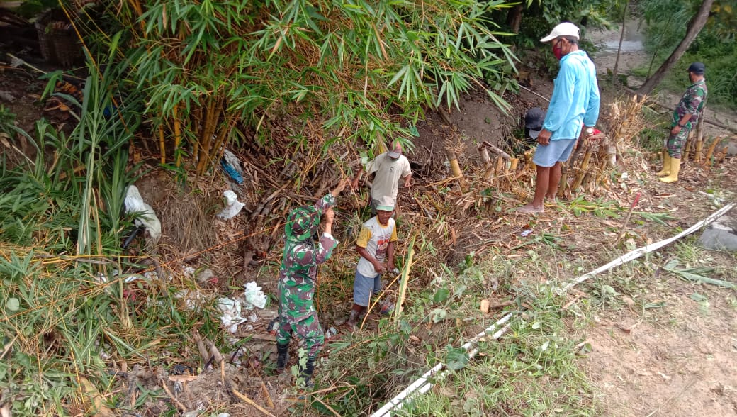 Pembersihan Lokasi Kegiatan TMMD 110 Kodim Bojonegoro Oleh Satgas