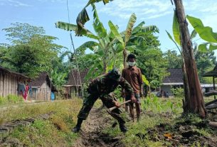 Antisipasi Saluran Mampet, Satgas TMMD 110 Bojonegoro Bersama Warga Desa Jatimulyo Kerja Bakti