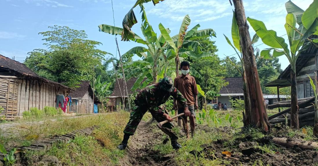 Antisipasi Saluran Mampet, Satgas TMMD 110 Bojonegoro Bersama Warga Desa Jatimulyo Kerja Bakti